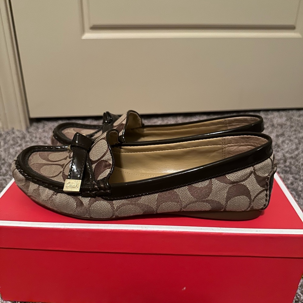 Authentic COACH Frida Signature C’s Loafers. Size 8.5M in original box & paper!